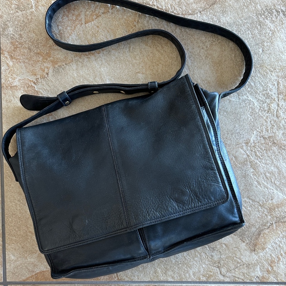 Donna Karan y2k Black Leather messenger crossbody Bag